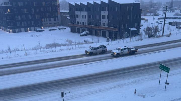Hielo en las carreteras de Denver complica el tráfico matutino tras la nevada de diciembre