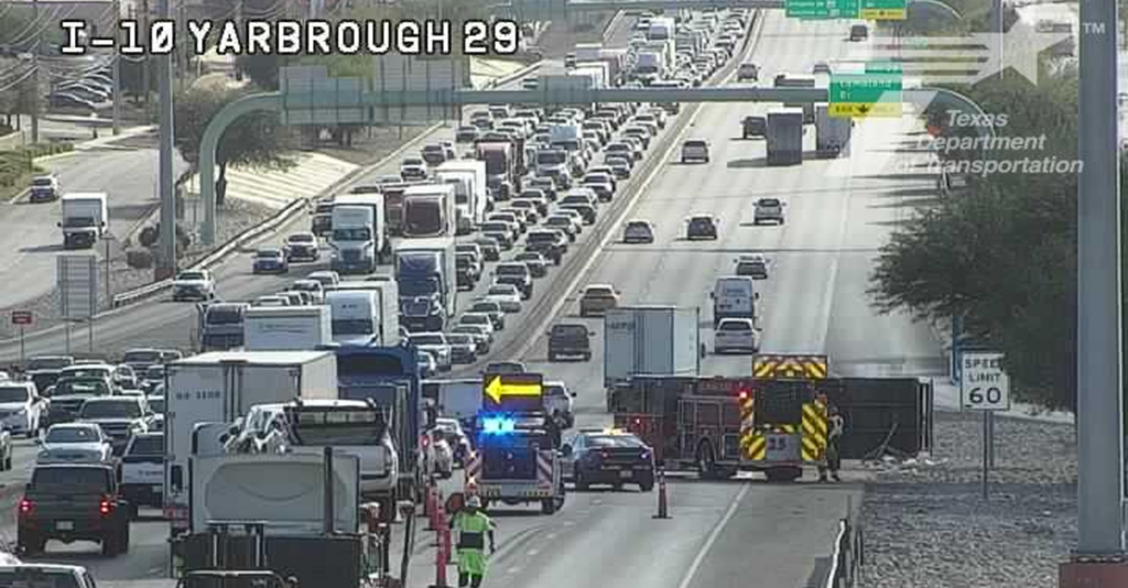 Accidente de Camión en la I-10 Este Cerca de Yarbrough: Volcadura Reportada