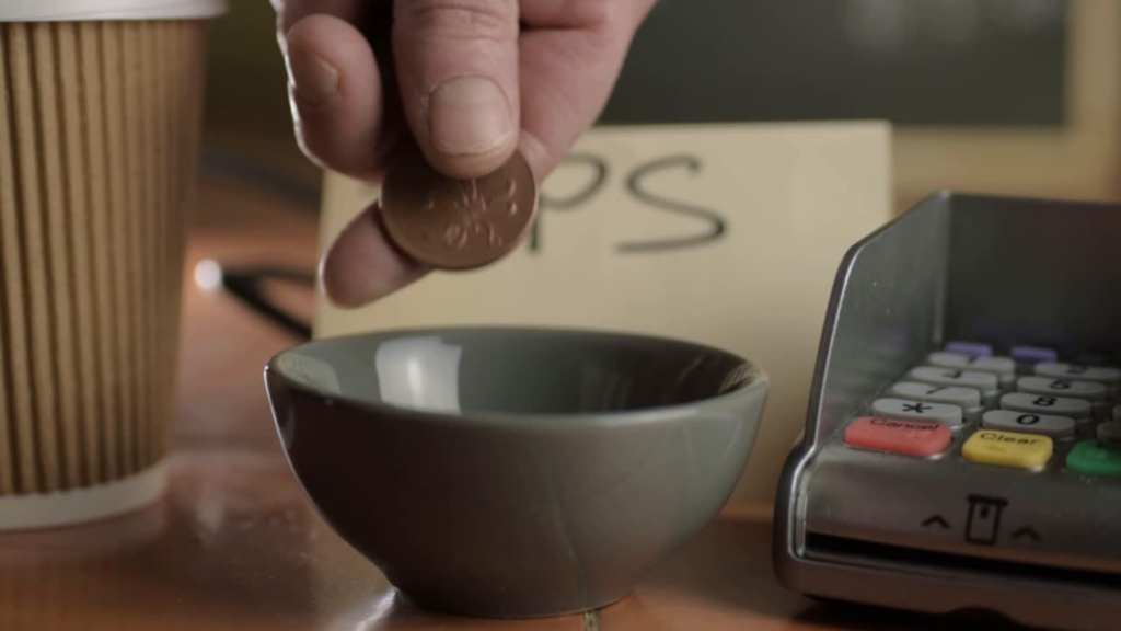 Trabajadores que reciben propinas: Deducción de impuestos de hasta $25,000 se activa en 2025