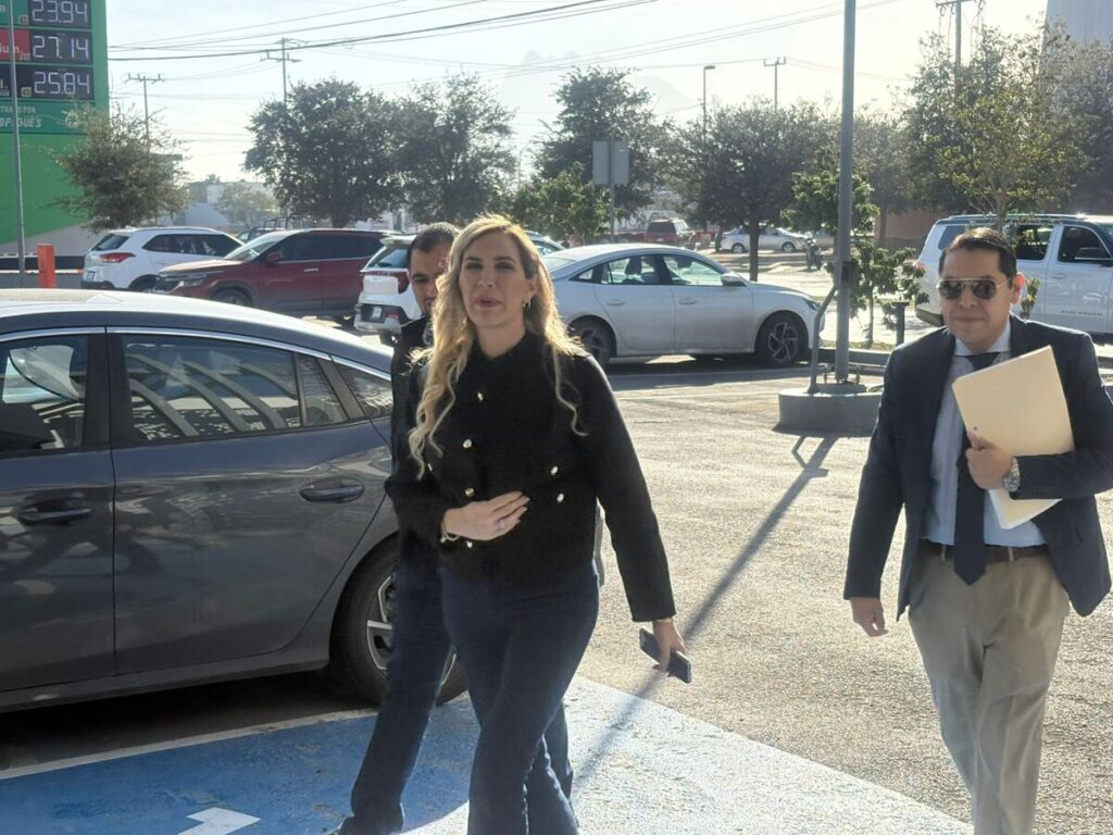 Adalina Ávalos se presenta a comparecencia tras denuncia del exgobernador Jaime Rodríguez ‘El Bronco’