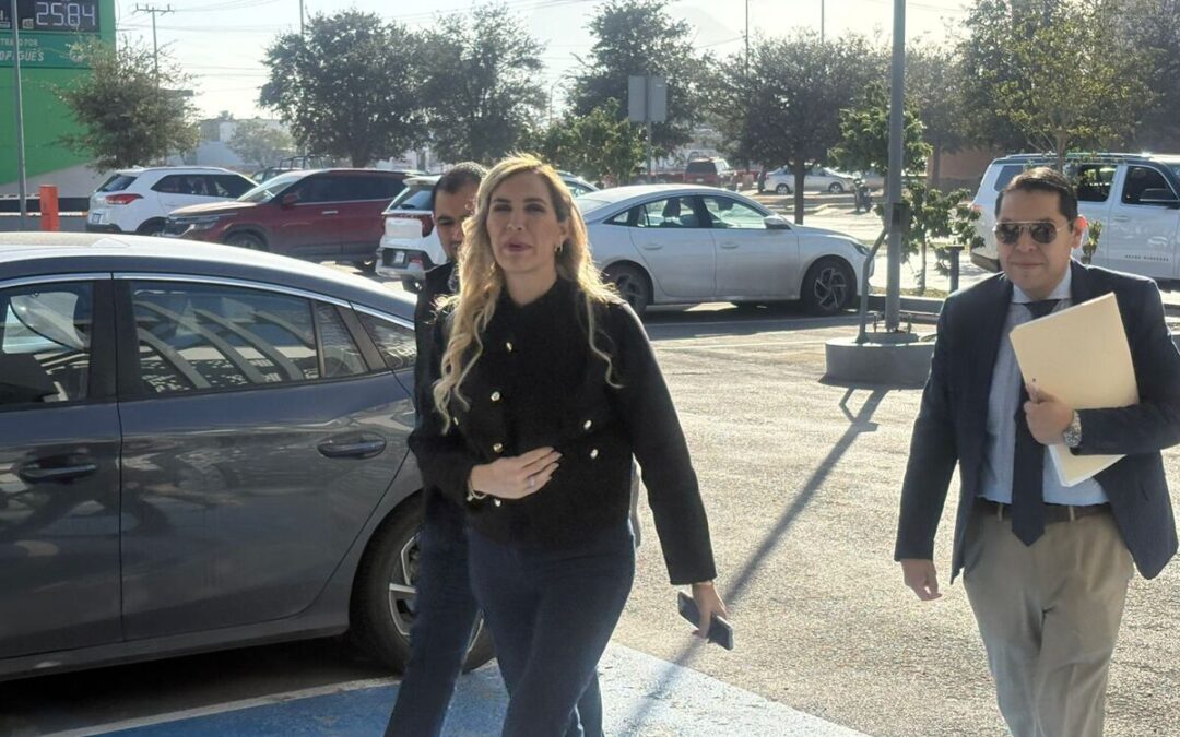 Adalina Ávalos se presenta a comparecencia tras denuncia del exgobernador Jaime Rodríguez ‘El Bronco’