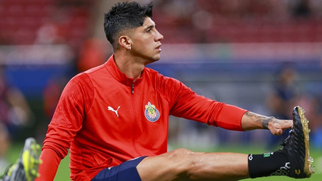Alan Pulido: Chivas Busca Reubicar al ‘Pez Gordo’ en el Mercado de Transferencias