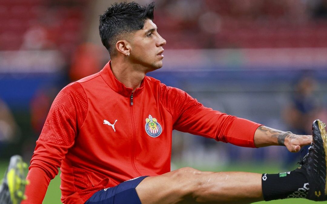 Alan Pulido: Chivas Busca Reubicar al ‘Pez Gordo’ en el Mercado de Transferencias