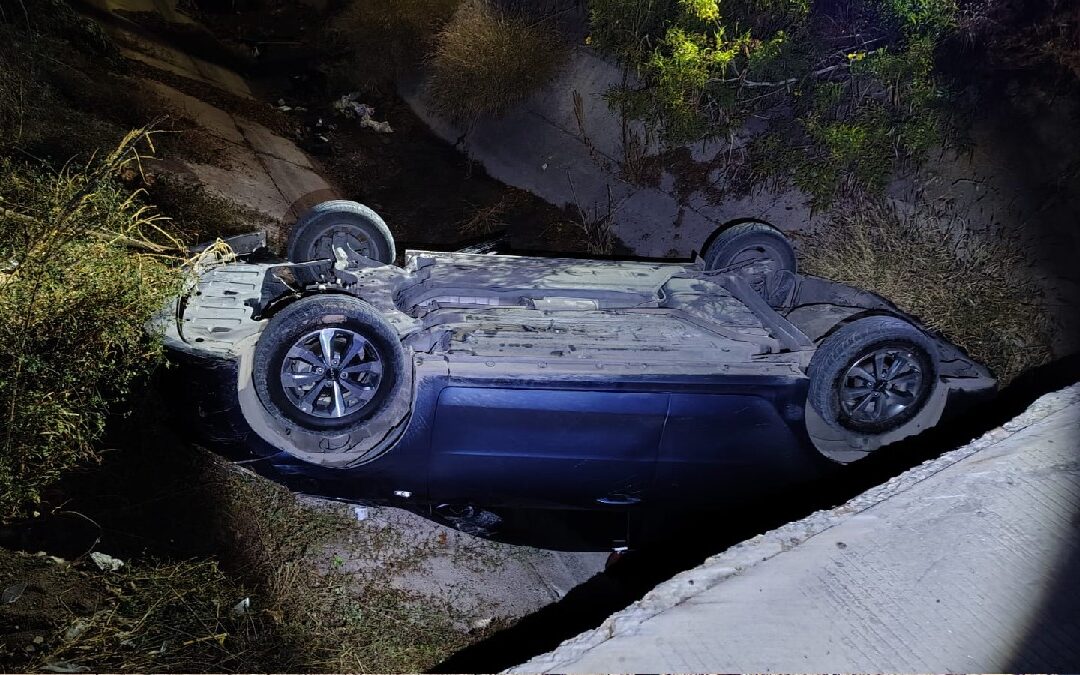 Accidente de Tráfico: Hombre Vuelca su Auto en un Canal de Riego en Torreón