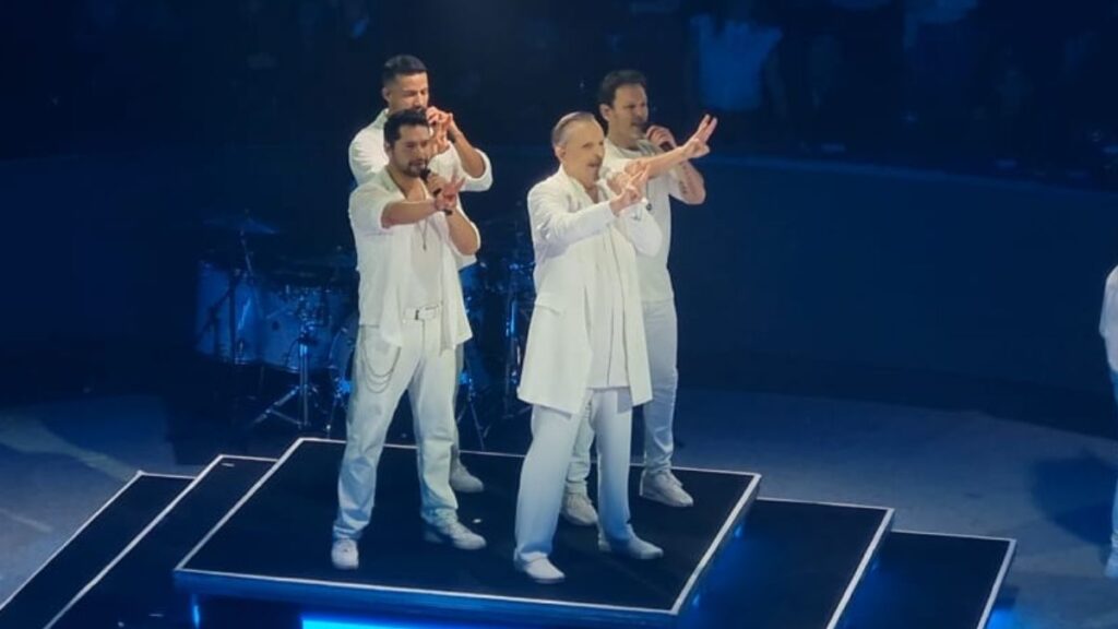 Miguel Bosé Brilla en Monterrey con un Concierto Íntimo de Éxito
