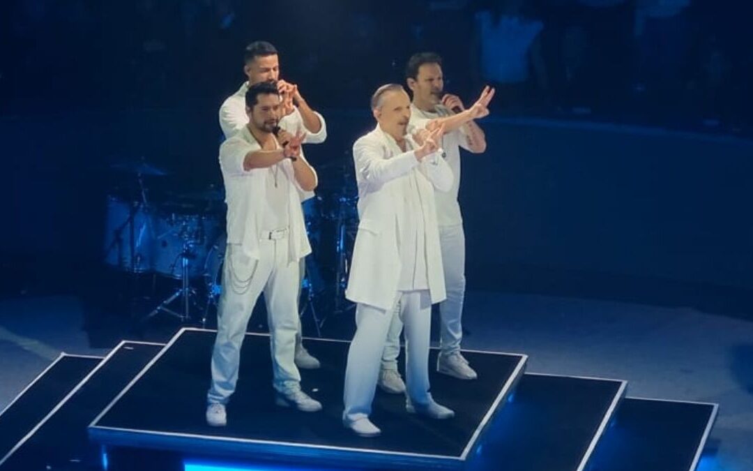 Miguel Bosé Brilla en Monterrey con un Concierto Íntimo de Éxito