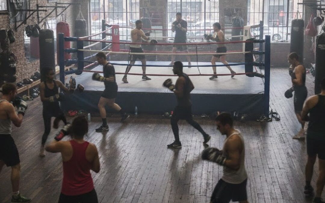 Agresión en Gimnasio: Joven Ataca por la Espalda a Entrenador en Tampa Bay