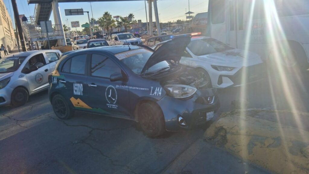 Accidente de tráfico en Gómez Palacio: Conductor se impacta contra camellón central y huye del lugar