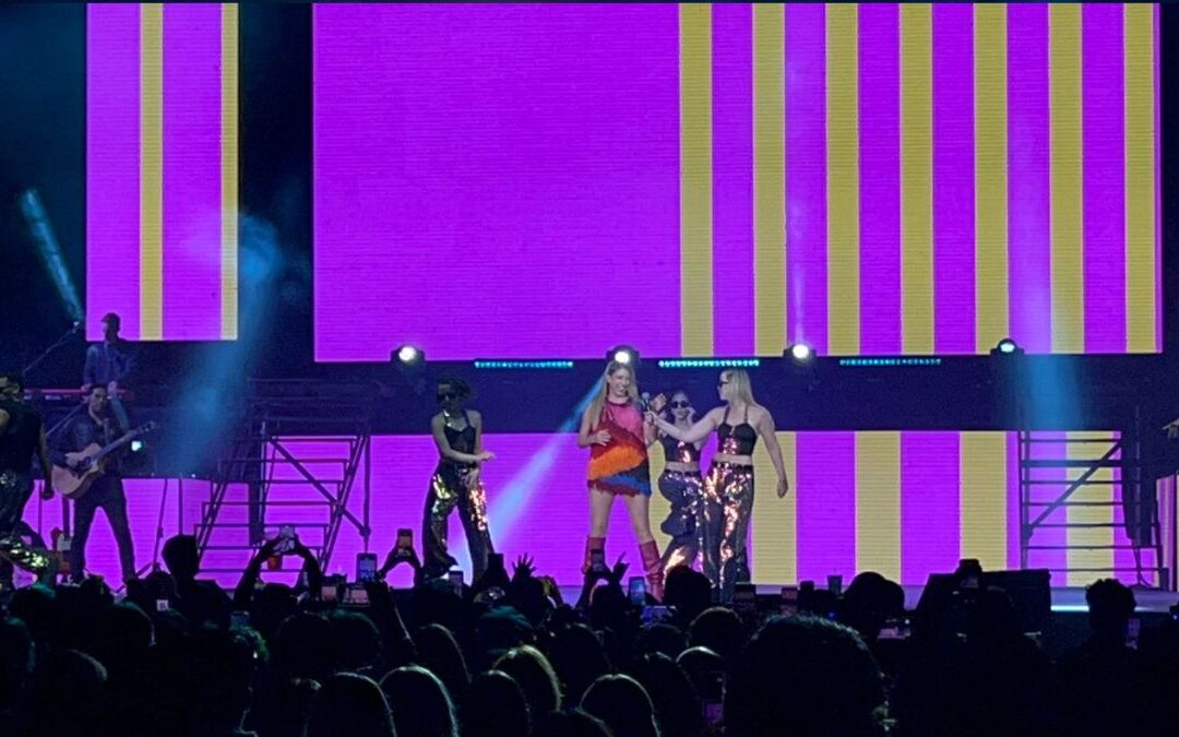 Flor Bertotti Transporta a Regios en un Concierto Nostálgico en Monterrey