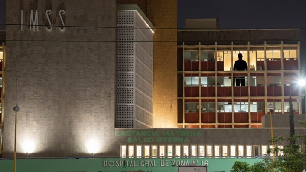 El enigmático “Vigilante sin rostro” que inquieta a los visitantes de la Clínica 16 del IMSS en Torreón