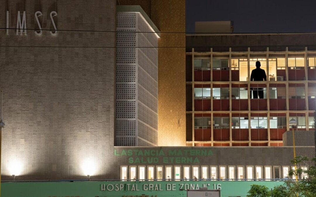 El enigmático “Vigilante sin rostro” que inquieta a los visitantes de la Clínica 16 del IMSS en Torreón