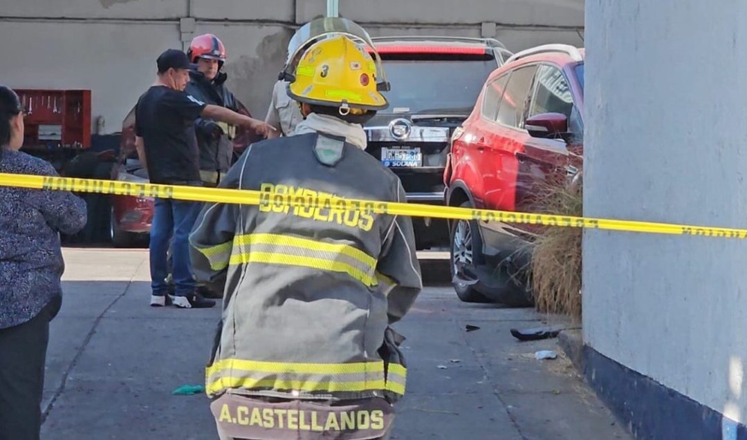 Accidente en Guadalajara: Mecánico de 33 años sufre graves heridas tras caerle camioneta