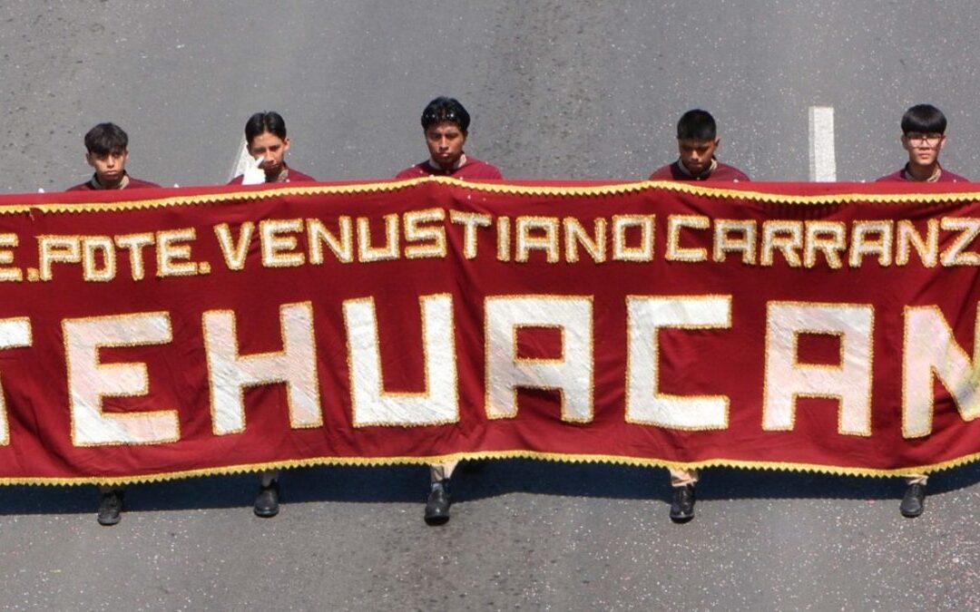Padres de Familia de Tehuacán Amenazan con Bloqueo de Carretera por Fraude Escolar