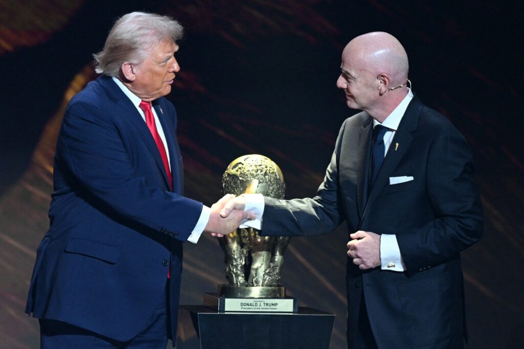 Donald Trump recibe el primer Premio FIFA de la Paz en un evento polémico