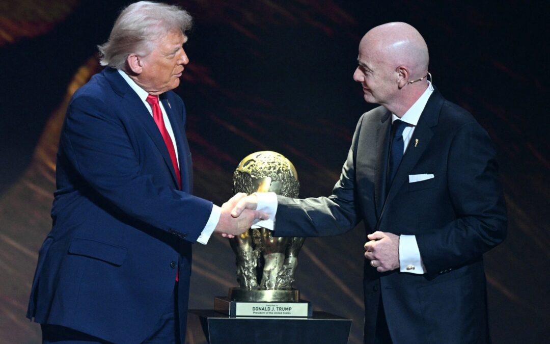 Donald Trump recibe el primer Premio FIFA de la Paz en un evento polémico