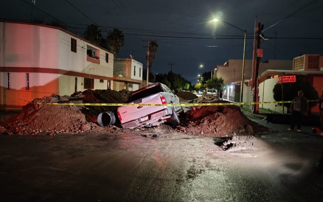 Camioneta cae en zanja de obra de SIMAS Torreón: ¡Conductor logra escapar!