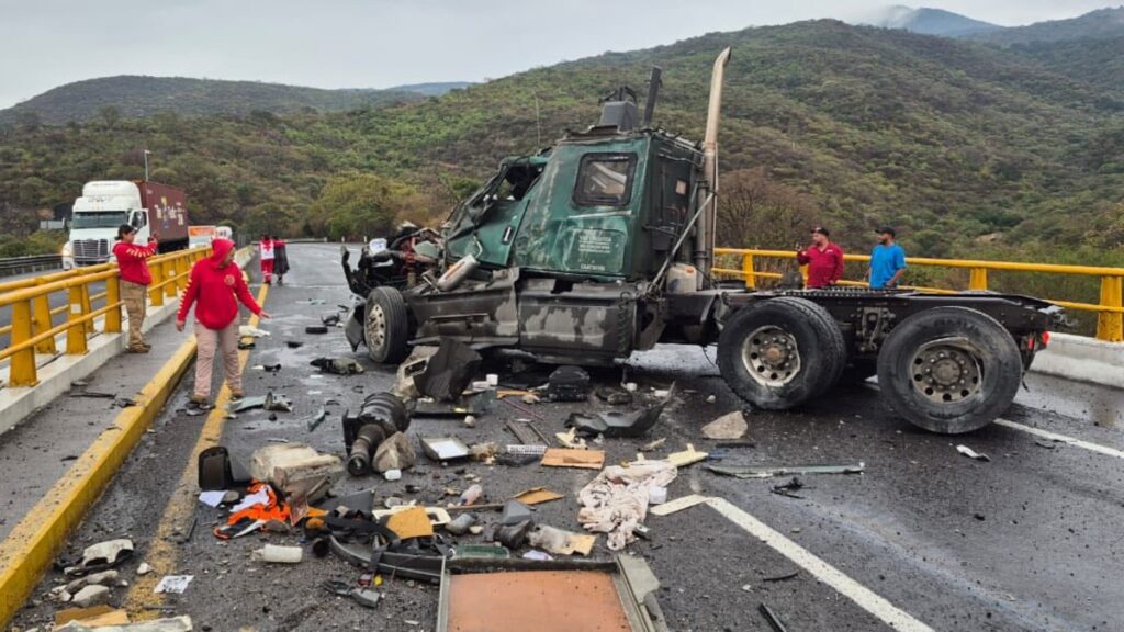 Cierre Total en la Autopista Guadalajara-Colima: Dos Accidentes Dejan 6 Heridos y un Tráiler Destrozado