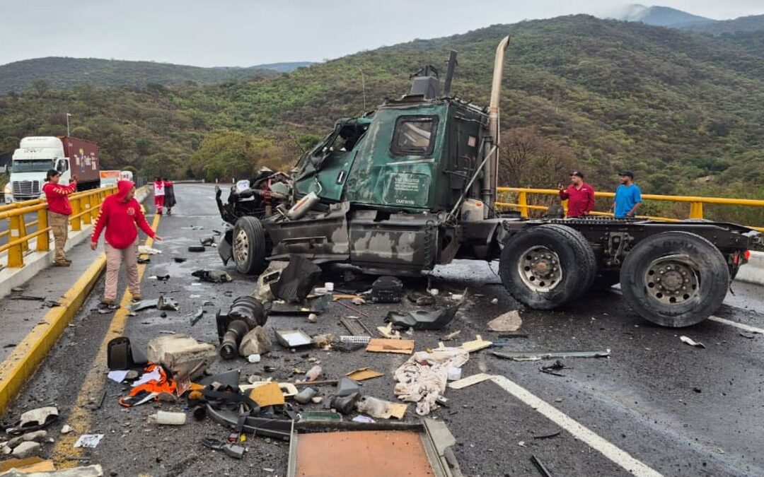 Cierre Total en la Autopista Guadalajara-Colima: Dos Accidentes Dejan 6 Heridos y un Tráiler Destrozado